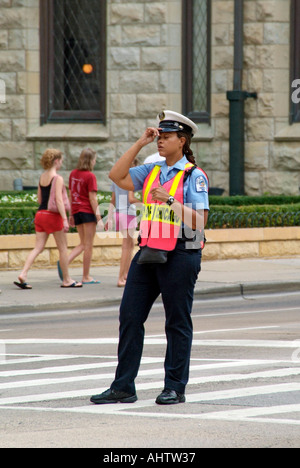 Verkehrspolizei direkten Fußgänger- und Kfz-Verkehr in der belebten Innenstadt von Chicago Illinois Stockfoto