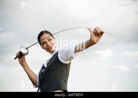 Frau mit Schwert im Weizenfeld. Stockfoto