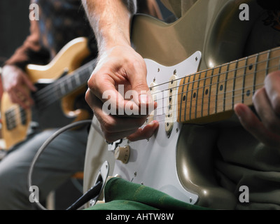 Zwei e-Gitarrenspieler hautnah auf Händen. Stockfoto