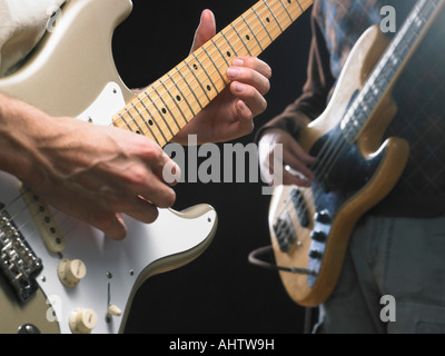 Zwei e-Gitarrenspieler hautnah auf Händen. Stockfoto