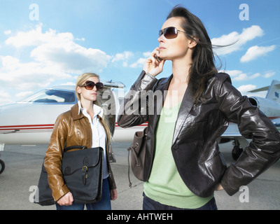 Zwei Unternehmerinnen vor Jet steht. Stockfoto