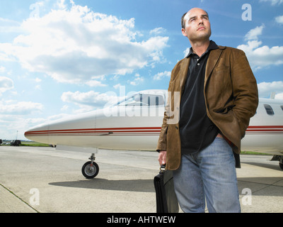 Mann steht neben Privat-Jet. Stockfoto