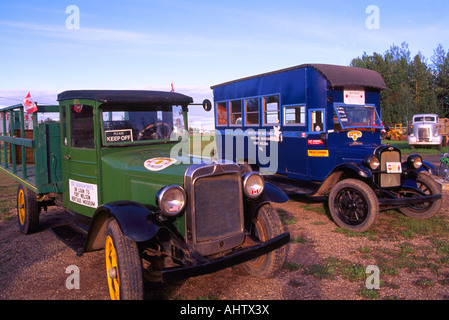 Ein 1927 Dodge Graham LKW- und ein Oldtimer Chevrolet im "Fort Nelson" Heritage Museum in Norden von British Columbia Kanada Stockfoto