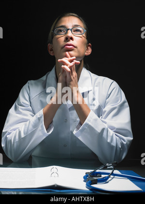 Nahaufnahme der Ärztin denken an ihrem Schreibtisch. Stockfoto