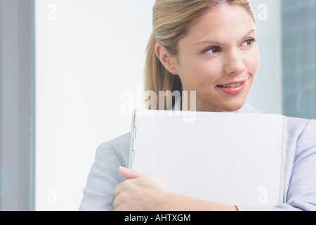 Young Business-Frau im Büro mit Datei lächelnd. Stockfoto