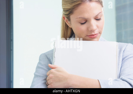 Young Business-Frau im Büro mit Datei-Augen geschlossen. Stockfoto