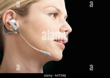 Close-up Portrait von Business-Frau mit Telefon Kopfhörer / Ohrhörer. Stockfoto
