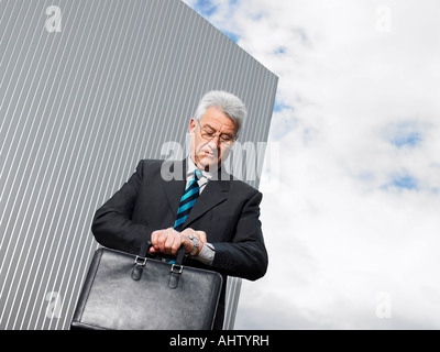 Geschäftsmann von einer silbernen Mauer. Stockfoto