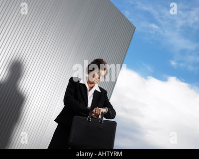 Geschäftsfrau mit einer silbernen Mauer. Stockfoto