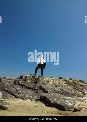 Geschäftsmann auf Felsen steht. Stockfoto
