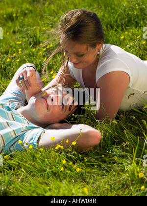 Sie koppeln in der Wiese liegen. Stockfoto