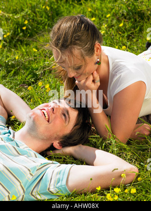 Sie koppeln in der Wiese liegen. Stockfoto