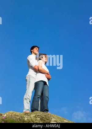 Junges Paar auf einem großen Felsen. Stockfoto