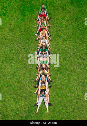 Gruppe in einer Linie auf dem Rasen sitzen Stockfoto