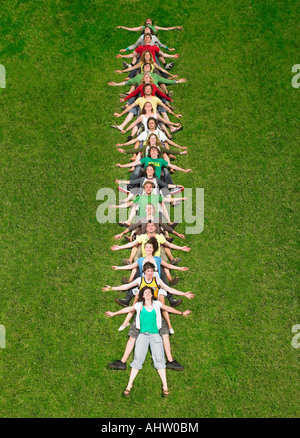 Gruppe liegen Rücken zu einander in einer Linie auf dem Rasen Stockfoto