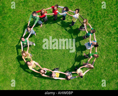 Gruppe stand trat in einem Kreis Stockfoto