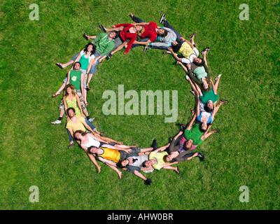 Gruppe liegen auf dem Rasen in einem Kreis Stockfoto