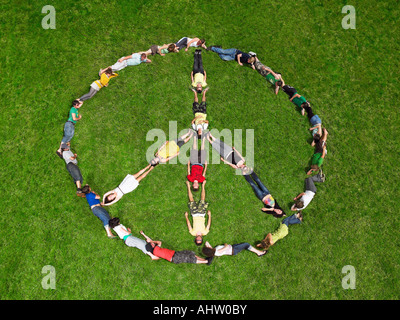 Gruppe liegen auf dem Rasen in einer Formation, Peace-Zeichen Stockfoto