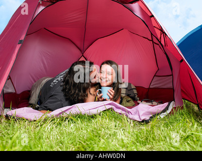 Paar küssen in rosa Zelt Stockfoto