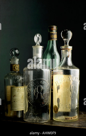 AAD 91733 vier transparenten Antik Sammler mehr als hundert Jahre alten Medizin Glasflaschen Stockfoto