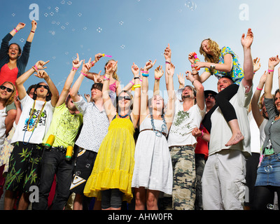 Menge junger Menschen jubeln und winken Stockfoto