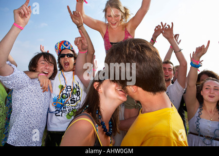 Paar küssen vor Publikum Stockfoto