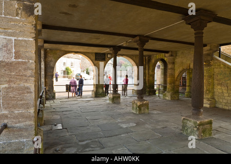 Das Innere der Markthalle (1698) auf dem Marktplatz in der Cotswold-Dorf Minchinhampton, Gloucestershire Stockfoto