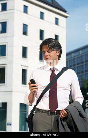 Geschäftsmann Handy betrachten. Stockfoto
