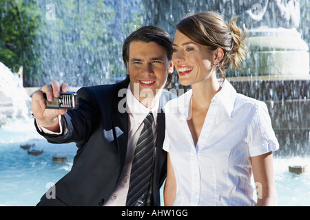 Junges Paar unter Bild neben Brunnen zusammen. Stockfoto