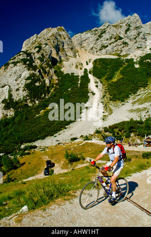 Senior woman Biken in den Bergen Stockfoto