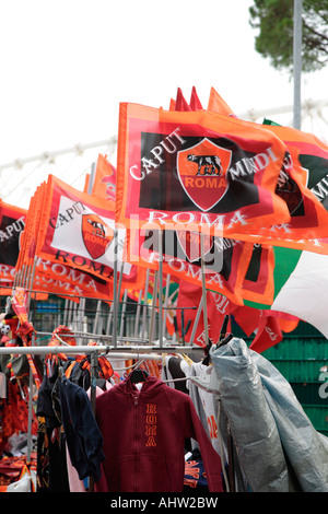 Roma Fußball Fahnen zum Verkauf außerhalb des Stadio Olimpico Rom Stockfoto