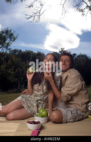 Junges Paar Austausch von frischem Obst Stockfoto