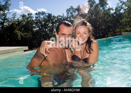 Paar in einem Schwimmbad Stockfoto