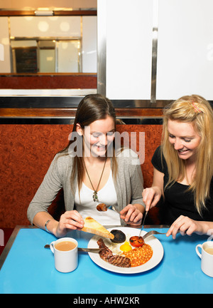 Zwei junge Frauen, die gemeinsame Mahlzeit in einem diner Stockfoto