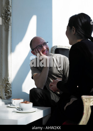 Paar sitzt in Outdoor-caf Stockfoto