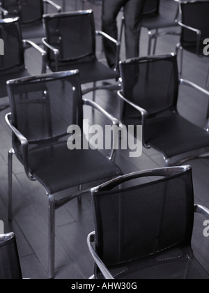 Detail der Stühle im leeren Saal Stockfoto