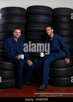 Mechanik in der Pause Kaffee trinken Stockfoto