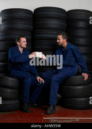 Mechanik in der Pause Kaffee trinken Stockfoto