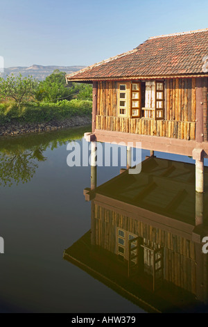 AAD 91606 Luxus romantischen indischen woodden Bauernhaus auf Stelzen Holz im Teich Neral Maharashtra, Indien Stockfoto