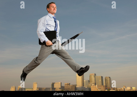 Business-Mann über Skyline der Stadt Stockfoto