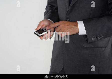 Hände des Mannes mit dem Handy telefonieren. Stockfoto