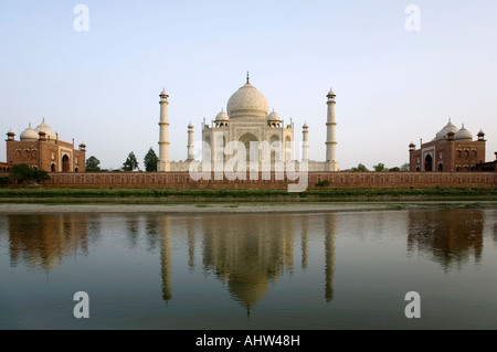 Taj Mahal spiegelt sich im Fluss Yamuna. Agra. Uttar Pradesh. Indien Stockfoto