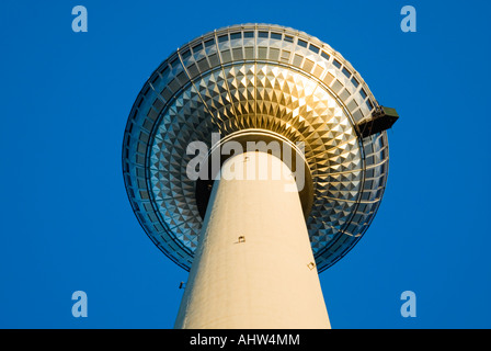 Horizontale Ansicht von unterhalb des TV-Turm "Fernsehturm" am Alexanderplatz befindet sich an einem sonnigen Tag. Stockfoto