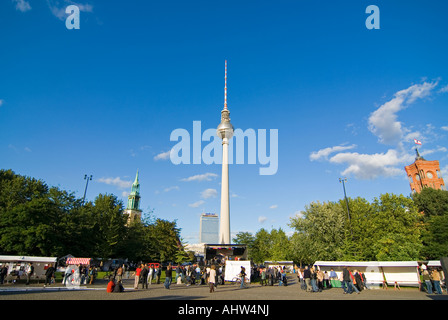 Horizontalen Weitwinkel Stadtbild des Fernsehturms "Fernsehturm", und Turmspitzen des Rotes Rathaus "Rathaus" und der Marienkirche. Stockfoto