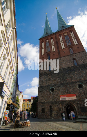 Vertikale Weitwinkel des Twin spired St.-Nikolaus-Kirche "Nikolaikirche" in Nikolaikircheplatz an einem sonnigen Tag. Stockfoto