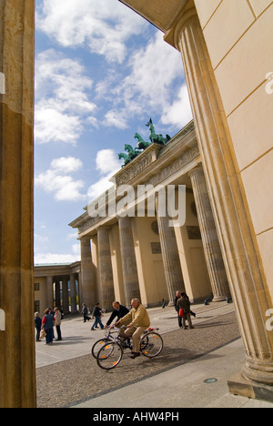 Vertikale Weitwinkel auf das Brandenburger Tor am Pariser Platz mit Touristen sightseeing auf Fahrrädern auf einem sonnigen Tag. Stockfoto