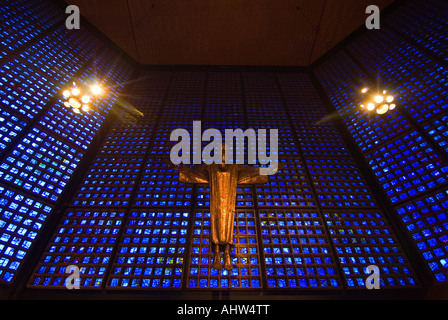 Horizontalen Weitwinkel von Altar und blauen Glasfenster im Inneren der neuen Kaiser-Wilhelm-Gedächtniskirche. Stockfoto