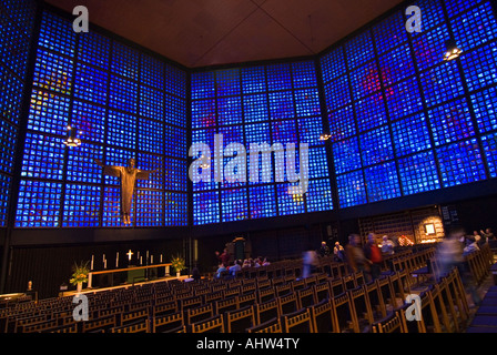 Horizontalen Weitwinkel von Altar und blauen Glasfenster in der Kaiser-Wilhelm-Gedächtnis-Kirche Stockfoto