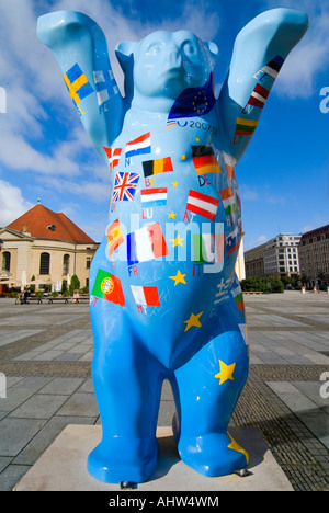 Vertikale Weitwinkel ein Original Berliner Buddy Bär mit den Flaggen der Europäischen Union an einem sonnigen Tag gemalt. Stockfoto