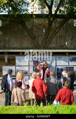 Vertikale Ansicht von Touristen an die Berliner Mauer "Berliner Mauer" auf einer geführten Tour an der Topographie des Terrors an einem sonnigen Tag. Stockfoto